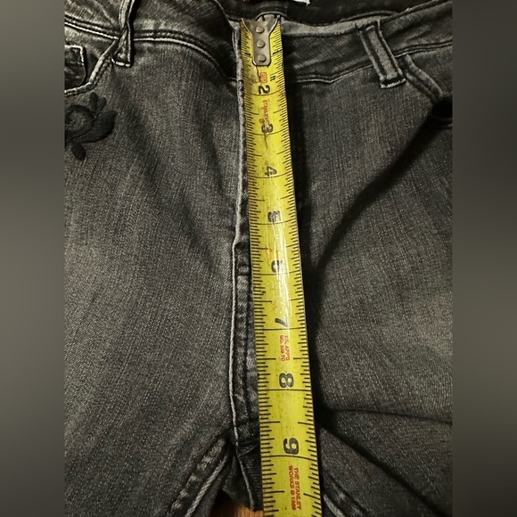 Kensie Embroidered Jeans With Flowers, Cropped Mid Rise Distressed Black - Picture 9 of 10